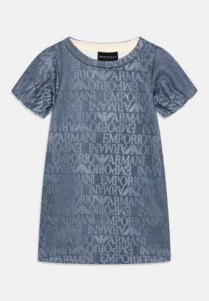 Kort blågrå kjole med korte ærmer og gentaget "Emporio Armani"-logo i forskellige retninger.