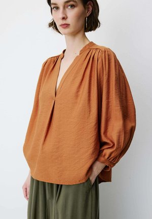 Grace & Mila, BLOUSE AMPLE MANCHES BOUFFANTES 3/4 COL V CAMEL AURIANE - Blouse - camel