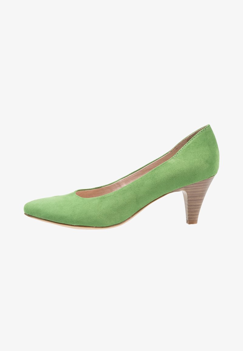 Escarpin vert en daim à bout pointu avec un talon bas empilé. Présente une finition lisse et un détail ajouré sur la tige.