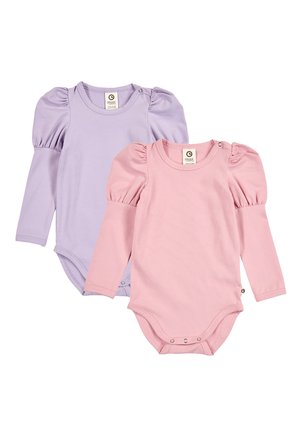 To langærmede babybodystockings med puffede skuldre, den ene i lys lilla og den anden i lys pink, begge med trykknapper ved halsudskæringen og forneden.