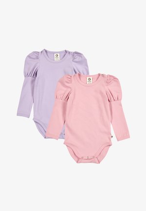 Zwei langärmelige Babybodys mit gepufften Schultern, einer in Helllila und einer in Hellrosa, beide mit Druckknöpfen am Ausschnitt und am unteren Rand.