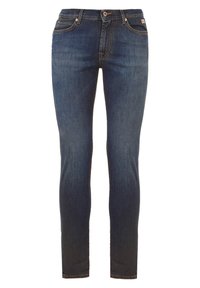 Tmavě modré džíny z denimu ve slim střihu se standardním designem pěti kapes, kontrastním oranžovým šitím a kovovými doplňky v oblasti pasu.