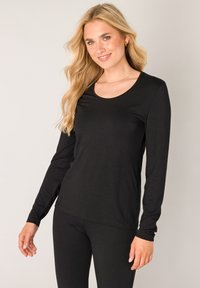 Zwart langermig shirt van lichtgewicht stof met een ronde hals en een aansluitende pasvorm, voorzien van een gladde textuur en minimale details.