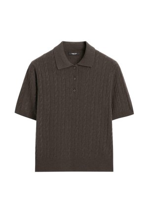 Polo à manches courtes de couleur marron foncé, présentant une texture en maille torsadée, une patte à trois boutons et un col classique.