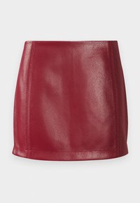 Mini gonna in ecopelle rossa con texture liscia, design aderente e orlo dritto con una leggera lucentezza e dettagli a motivo diagonale.