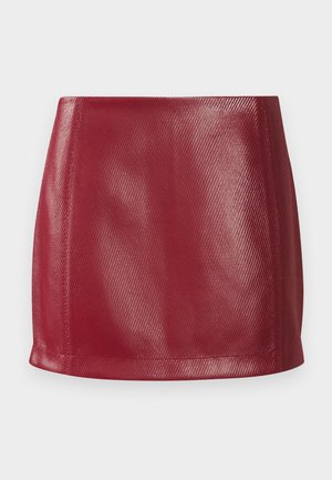 Jupe mini en simili cuir rouge avec une texture lisse, une coupe ajustée et un ourlet droit, présentant un léger éclat et des détails en motif diagonal.