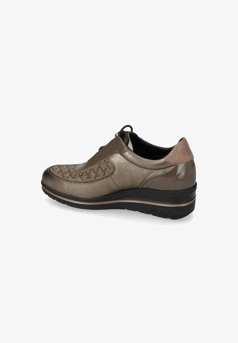 Scarpa maschile casual in bronzo metallizzato con design perforato, suola nera spessa e toppa testurizzata sul tallone, vista dal lato esterno.