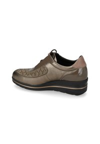 Scarpa maschile casual in bronzo metallizzato con design perforato, suola nera spessa e toppa testurizzata sul tallone, vista dal lato esterno.
