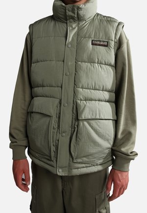 Gilet en duvet vert avec un col haut, des boutons-pression, deux poches avant et un patch logo. Tissu texturé avec une finition mate.