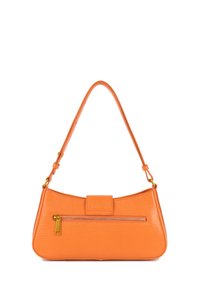 Oranje leren handtas met een gestructureerde afwerking, gebogen vorm, verstelbare schouderband en een ritszak aan de voorkant. Gouden hardware accenten.