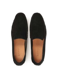 Mustad seemisseast slip-on kingad ümarate varvastega, kontrastse õmblusega ja siledast nahast sisetallaga, millel on brändi nimi "kazar".