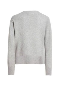 Szary sweter z okrągłym dekoltem, długimi rękawami i ściągaczem na dole. Wykonany z miękkiego materiału dzianinowego o gładkiej strukturze i bez widocznych wzorów.