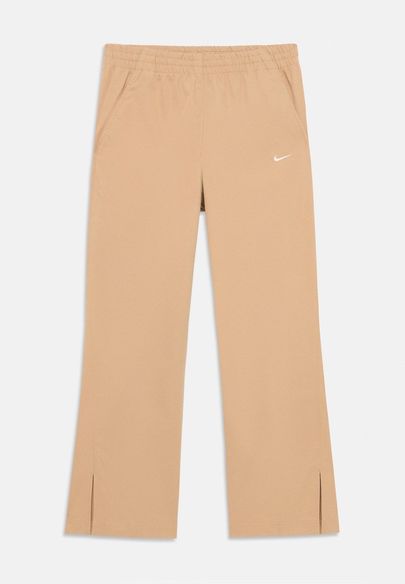 Calças Nike em tom bege com um cós elástico, dois bolsos laterais e aberturas na bainha. O tecido parece suave e leve. Pequeno detalhe de logo branco.