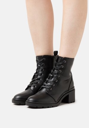 Botki sznurowane - black