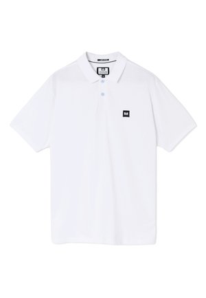 Polo blanco de manga corta, con cuello, dos botones azules y un pequeño logo cuadrado negro en el pecho izquierdo.