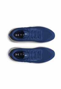 Bl�å atletiske sko med en mesh-overdel, polstret sål og snørebånd. Sålens underside er grå med sorte accenter. Funktioner med brandlogo på siderne.