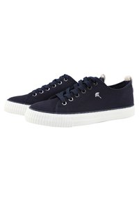 Une paire de baskets en toile bleu marine avec des semelles en caoutchouc blanc, des lacets bleu marine, des œillets en métal, et un petit logo de fleur blanche sur le côté.