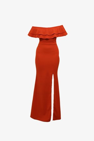 Abito rosso scollato sulle spalle con scollatura arricciata, corpino aderente e uno spacco alto fino alla coscia. Tessuto liscio, design lungo fino al pavimento.