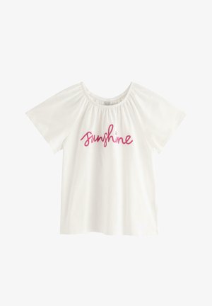 Hvid kortærmet skjorte med rynket udskæring og rosa broderet ordet "sunshine" centreret foran.