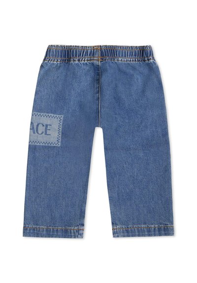 Pantaloni in denim blu con vita elasticizzata. Presentano un'etichetta cucita "ACE" sul lato sinistro posteriore. Design a gamba dritta, senza decorazioni.