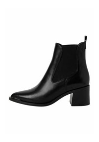 Botas negras de tobillo hechas de cuero suave, con paneles elásticos a los lados, un diseño de punta afilada y un tacón de bloque. Marca sutil en la parte trasera.