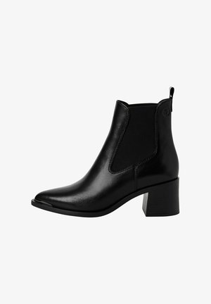 Černé kotníkové boty vyrobené z hladké kůže s elastickými bočními panely, špičatou špičkou a blokovým podpatkem. Jemné značení na zadní straně.