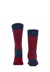 Chaussettes à motifs rouges et bleu marine présentant un design en losanges, avec des talons renforcés et des poignets côtelés pour une texture et un soutien supplémentaires.