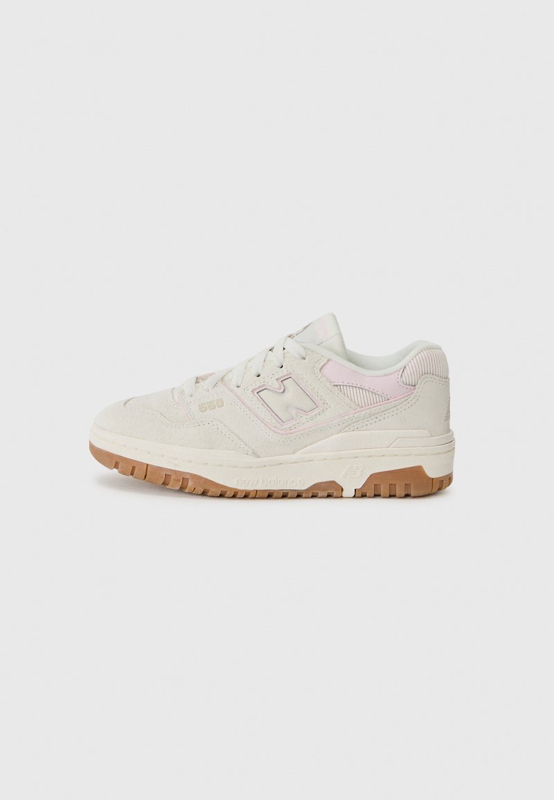 Hvite semskede sneakers med rosa detaljer, teksturerte paneler og såle i gummi. Har rundt tåparti og snøring. Modellnummer 550.