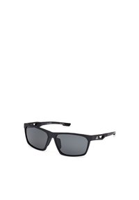 Ochelari de soare negri cu lentile rectangulare, lentile cu nuanță gri și un finisaj mat. Brațe unghiulare notabile cu un accent geometric pe o parte.