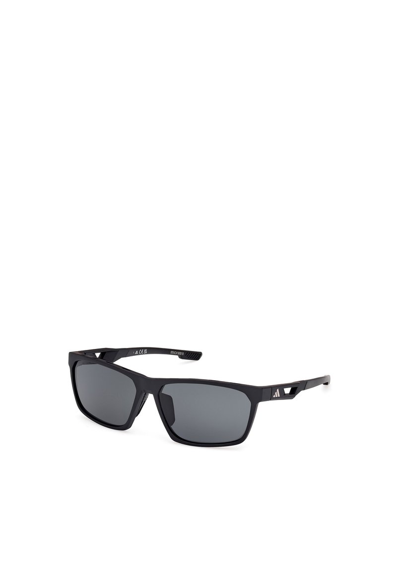 Ochelari de soare negri cu lentile rectangulare, lentile cu nuanță gri și un finisaj mat. Brațe unghiulare notabile cu un accent geometric pe o parte.