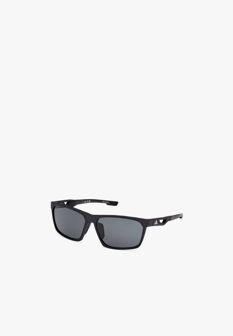 Ochelari de soare negri cu lentile rectangulare, lentile cu nuanță gri și un finisaj mat. Brațe unghiulare notabile cu un accent geometric pe o parte.