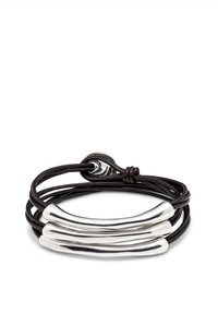 Bracelet en cuir marron avec trois accents en métal argenté incurvés. Comprend un fermoir et plusieurs brins pour un ajustement réglable.