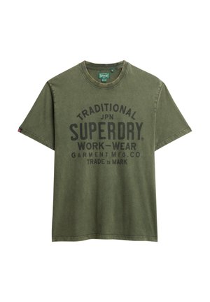 Olijf groene katoenen t-shirt met korte mouwen, ronde hals en grote zwarte gedrukte tekst "TRADITIONAL SUPERDRY WORK-WEAR."