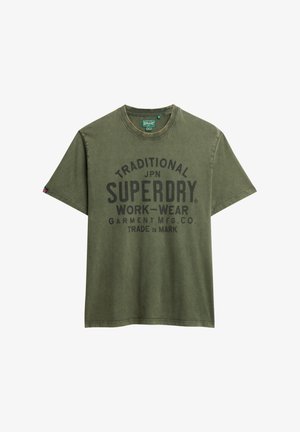 T-shirt en coton vert olive à manches courtes, col rond, avec un grand texte noir imprimé lisant "TRADITIONAL SUPERDRY WORK-WEAR."