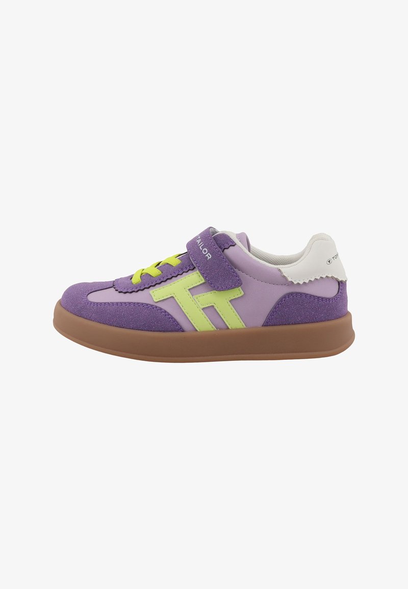 Baskets violettes et lavande avec lacets jaunes, un design latéral "T" jaune, semelle marron, détail du talon blanc et fermeture à scratch.