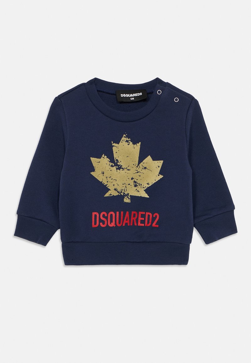 Marineblå hettegenser med et grafisk motiv av et gyllent lønneblad og røde "DSQUARED2"-bokstaver. Har trykknapper på skulderen og ribbestrikkede mansjetter.