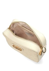 Borsa a pochette in crema chiaro con design in paglia intrecciata testurizzata e dettagli in pelle sintetica liscia. Chiusura e accessori in tonalità oro, interno foderato in beige.