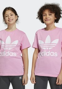 adidas Originals TREFOIL TEE-JUNIOR - Apdrukāts T-krekls - bliss pink/white