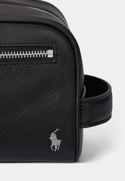 Μαύρη υφασμάτινη τσάντα ταξιδίου από δέρμα με ασημένιο φερμουάρ και μικρό ανάγλυφο λογότυπο παίκτη πόλο πάνω σε άλογο.