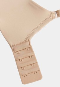 Sezione di spalline di reggiseno nudo con tessuto liscio, quattro file di chiusure a gancio e occhiello e dettagli di cucitura sottili.