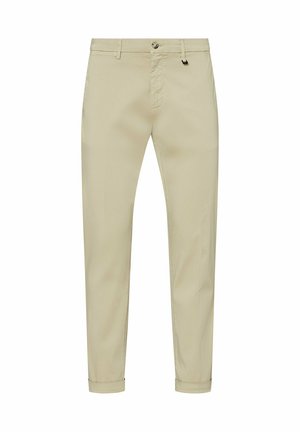 Pantalon beige coupe ajustée avec passants de ceinture, fermeture avant par boutons et ourlets retroussés sur fond blanc.