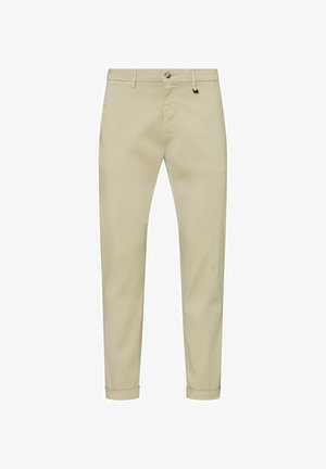 Pantalon beige coupe ajustée avec passants de ceinture, fermeture avant par boutons et ourlets retroussés sur fond blanc.