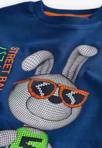 Next SHORT SLEEVE GRAPHIC STANDARD - Apdrukāts T-krekls - blue basketball bunny