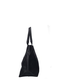 Sac fourre-tout en cuir noir avec une forme triangulaire et deux poignées courtes, présentant une surface texturée et sans quincaillerie ni embellissements visibles.