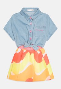 Džínové šaty s krátkými rukávy, růžovými knoflíky a uzlem v pase; mají živou sukně s oranžovými a žlutými vzory.