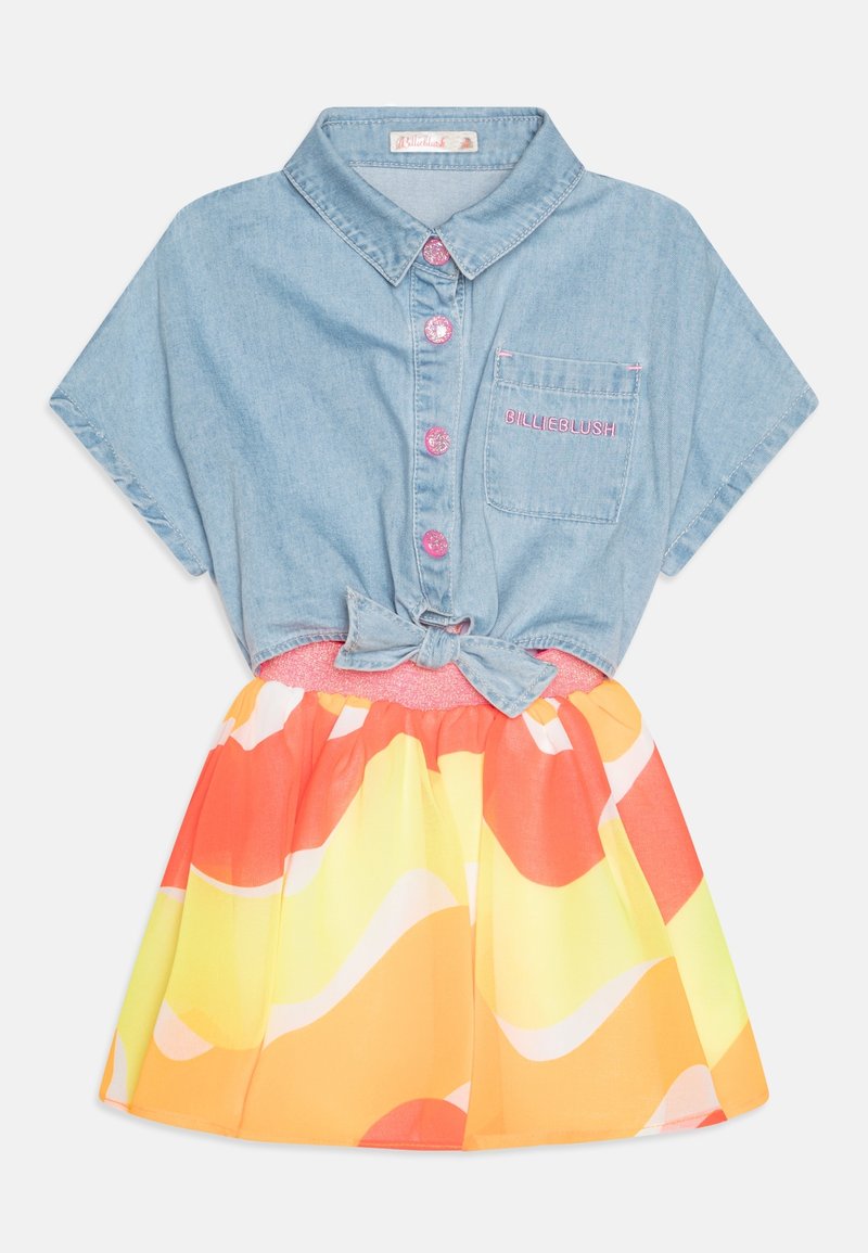 Džínové šaty s krátkými rukávy, růžovými knoflíky a uzlem v pase; mají živou sukně s oranžovými a žlutými vzory.