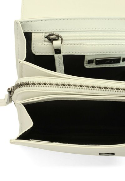 Borsa a tracolla in pelle bianca con un comparto con zip, più tasche e un interno nero. Presenta hardware e dettagli di cucitura in tonalità argento.