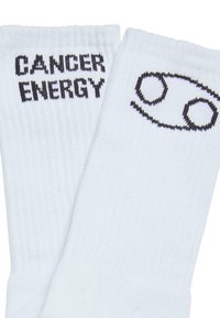 Fehér pamut zoknik bordás textúrával, fekete színű "CANCER" és "ENERGY" felirattal, valamint egy minimalista fekete rák szimbólummal.
