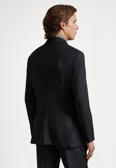 Czarna, dopasowana marynarka garniturowa o strukturze przylegającej do sylwetki, gładkiej fakturze, z wyciętymi klapami i pojedynczym zapięciem na guzik, z delikatnym połyskiem.