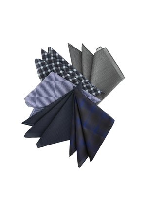 Set med åtta fickkvadrater i olika mönster: ränder, rutor och enfärgat. Färgerna inkluderar marinblå, grå och blå nyanser. Texturerade tyger visas.